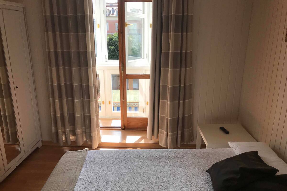 Habitación con 1 cama doble o 2 individuales, baño compartido | Escritorio, cortinas opacas, wifi gratis y ropa de cama