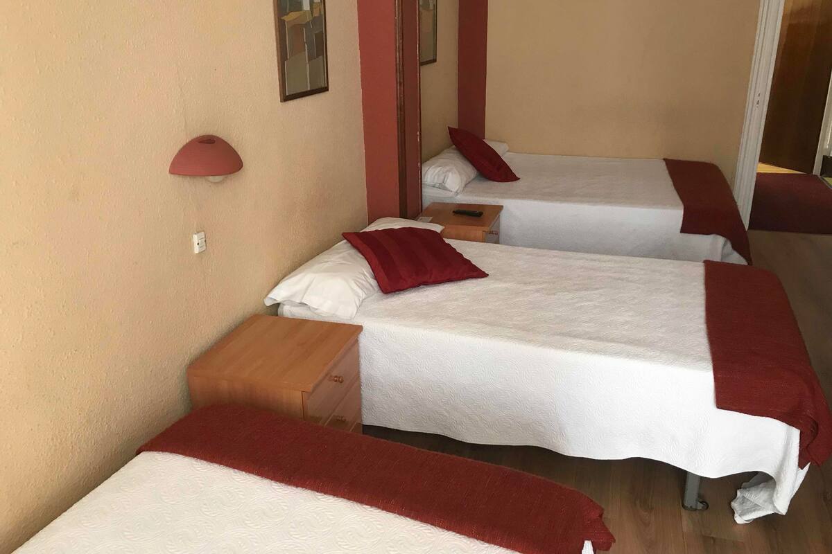 Escritorio, cortinas opacas, wifi gratis y ropa de cama