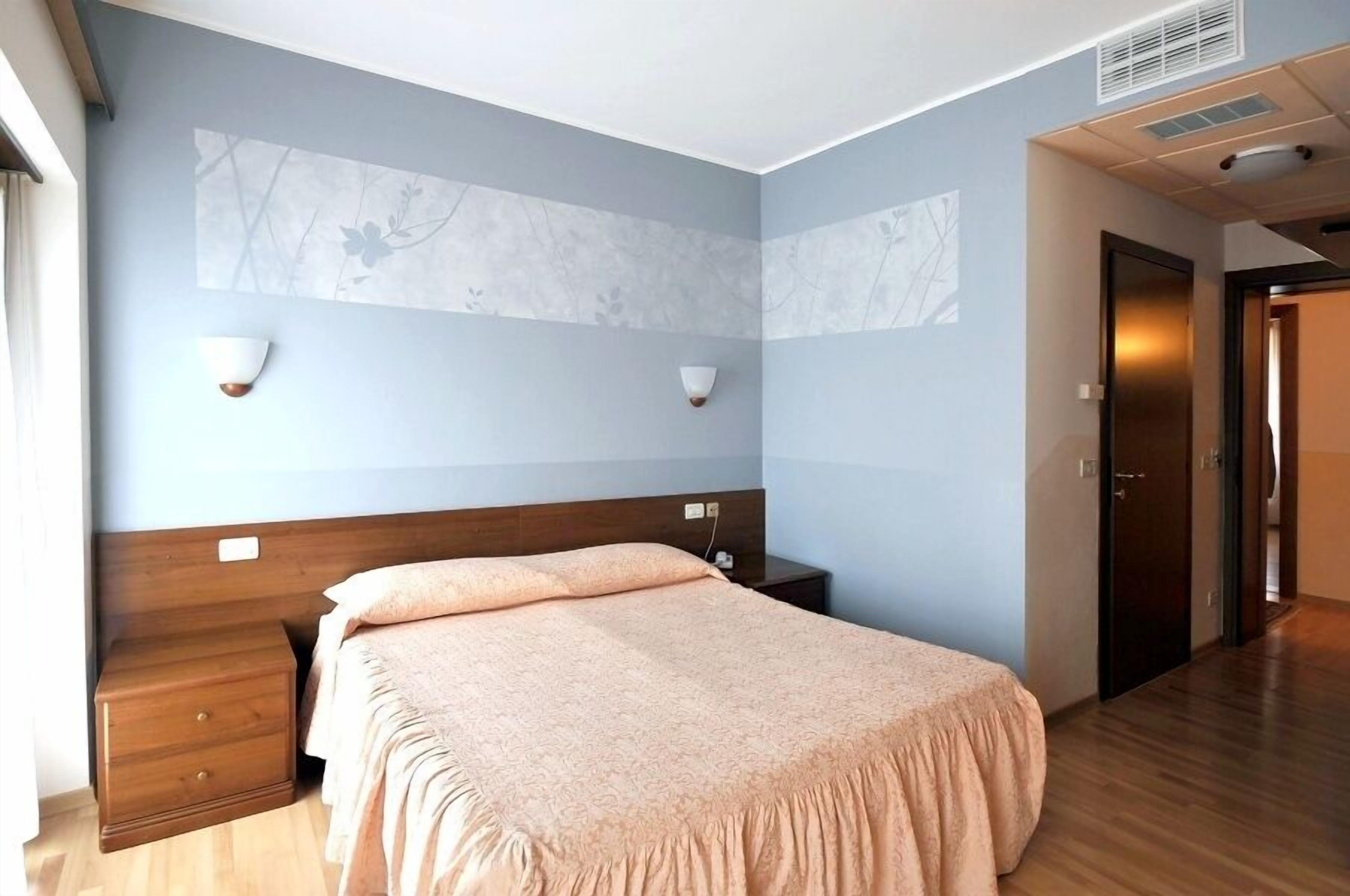 minibar, in-room safe, individually decorated, desk