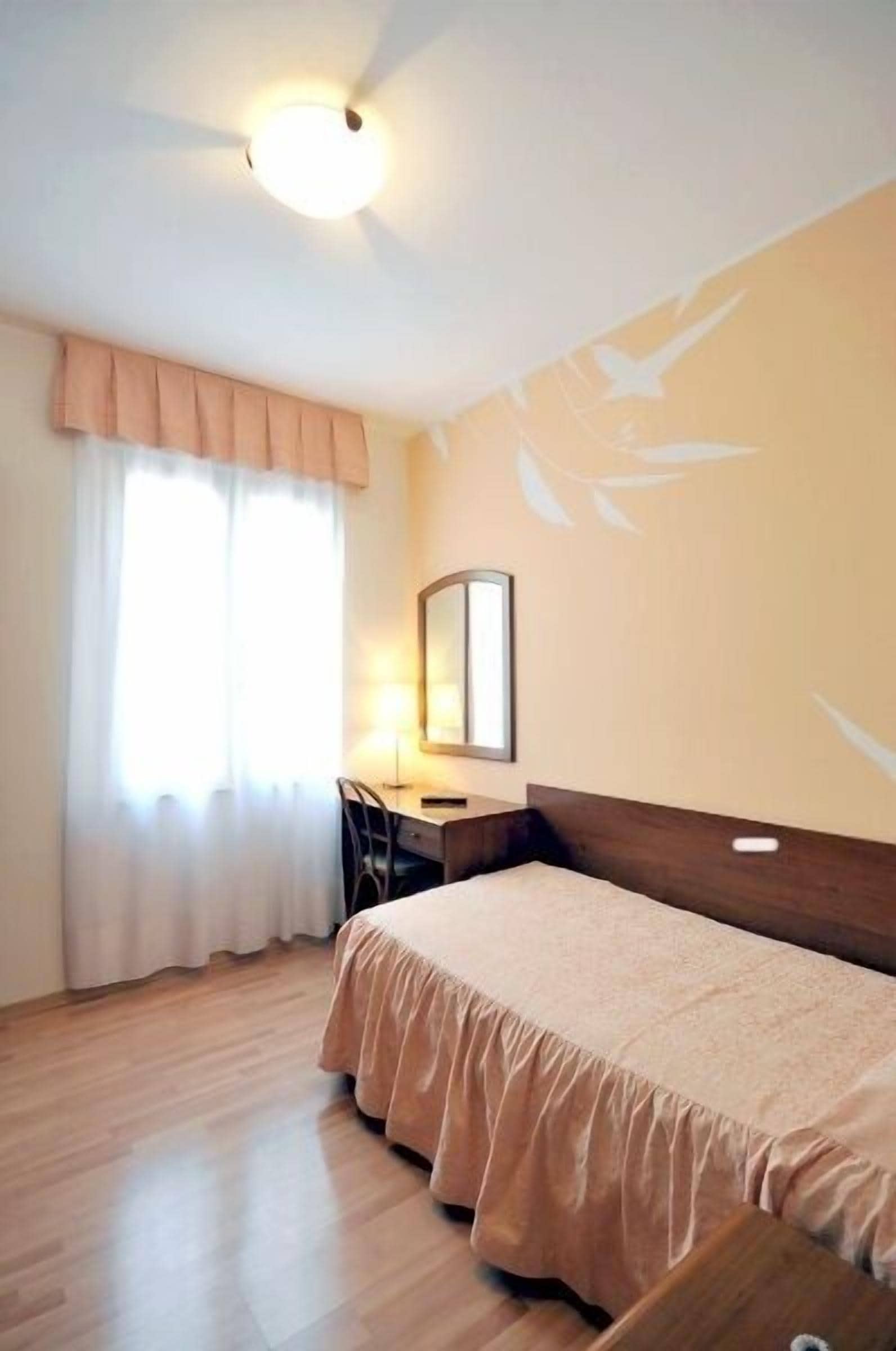 minibar, in-room safe, individually decorated, desk