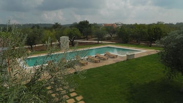 AuĂenpool (je nach Saison geöffnet), LiegestĂŒhle