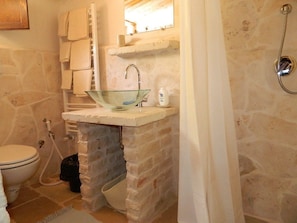 Family Apartment, Kitchen (Trullo) | Bathroom | Shower, free toiletries, hair dryer, slippers - Fontana Vecchia Bed & Breakfast (Castellana Grotte)