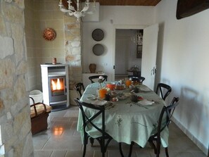 Free daily continental breakfast  - Fontana Vecchia Bed & Breakfast (Castellana Grotte)
