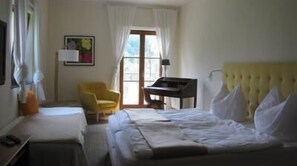 Comfort Double Room, River View | Desk, free WiFi