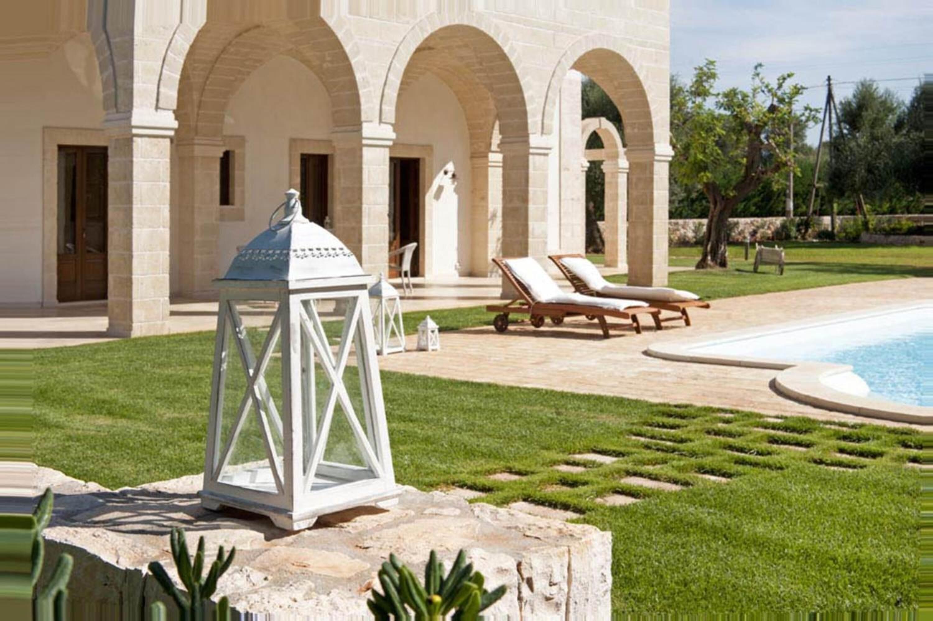 Piscine extérieure, chaises longues