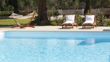 Kolam renang terbuka, kerusi lepak pantai