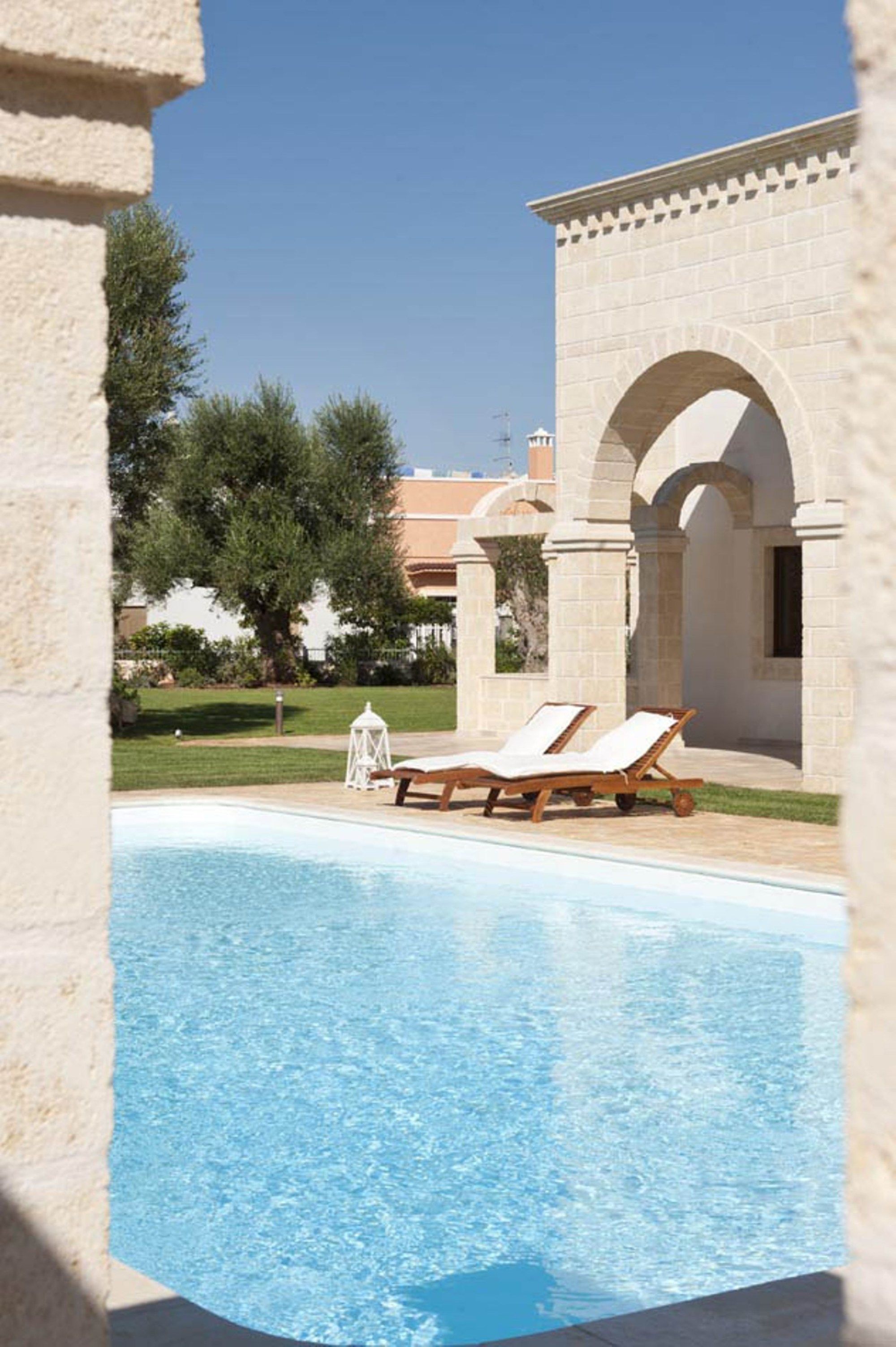 Ein Poolbereich mit Liegestühlen und einem weißen Pavillon.