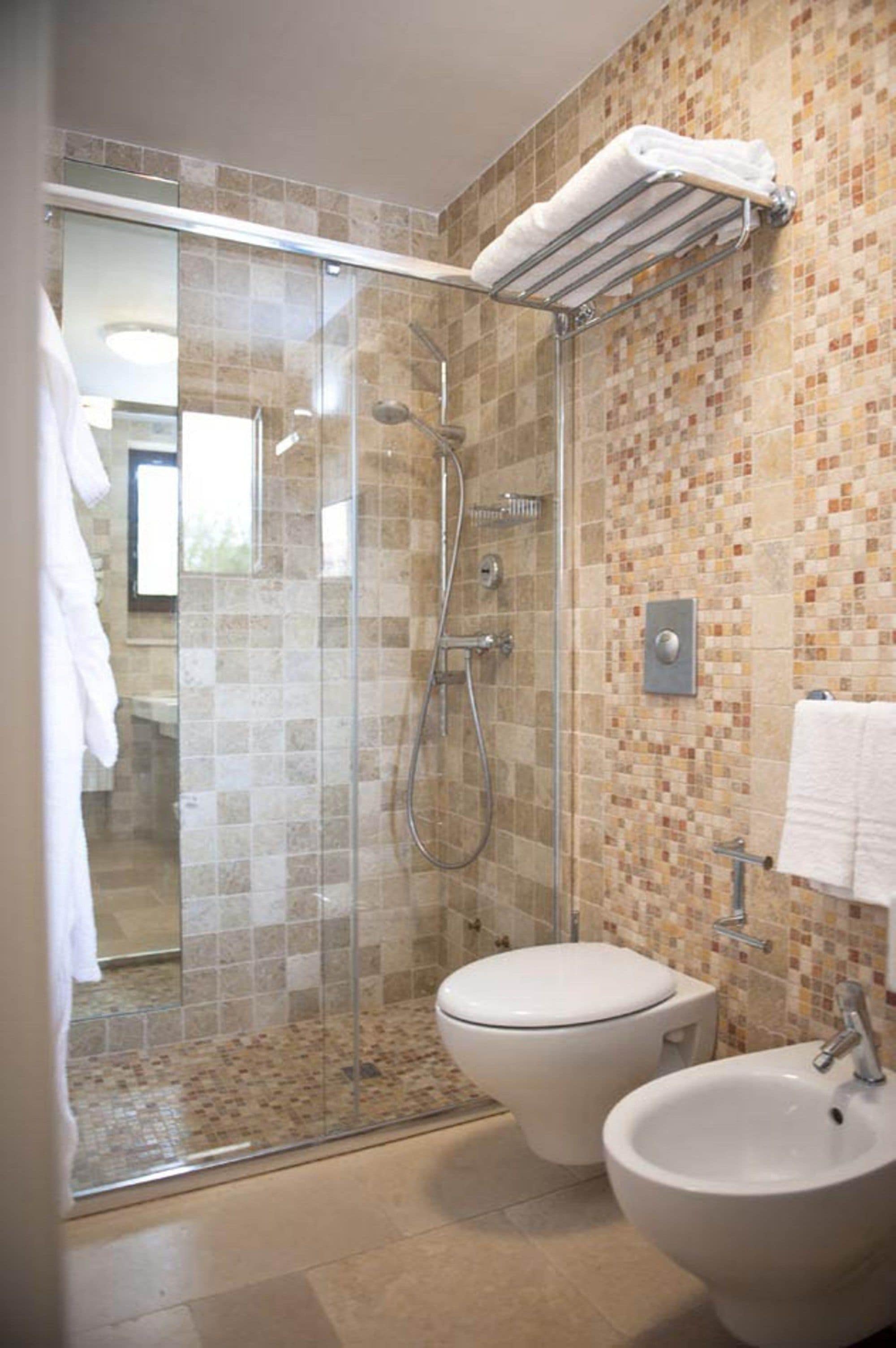 Shower, free toiletries, hair dryer, bidet