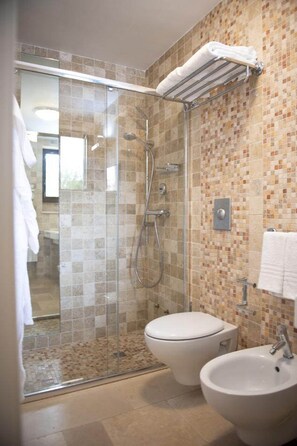 Dutxa, articles de tocador gratuïts, assecador de cabells i bidet 