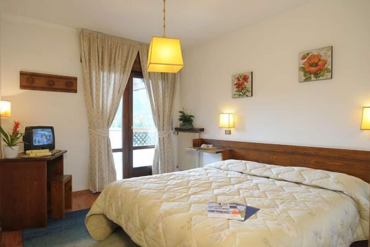 Triple Room | In-room safe, individually furnished, desk, cribs/infant beds