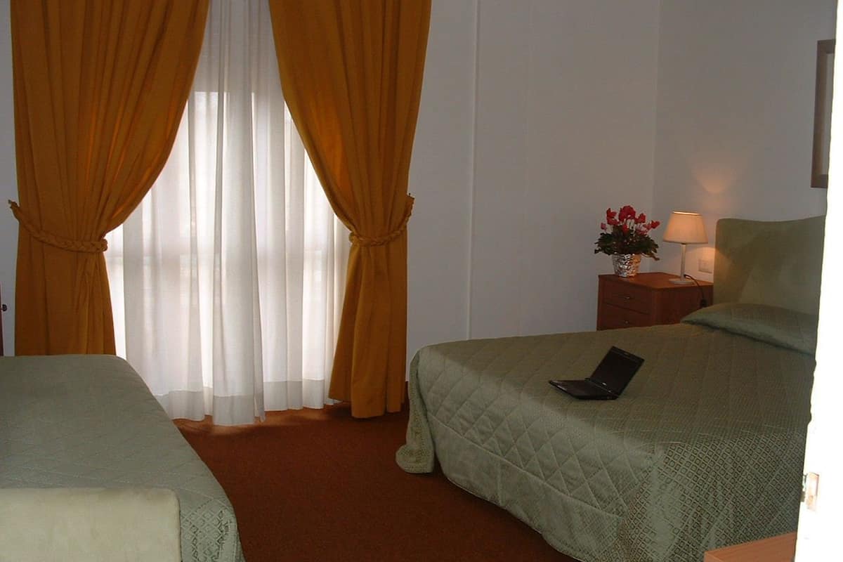 classic triple room | minibar, in-room safe, desk, free wifi