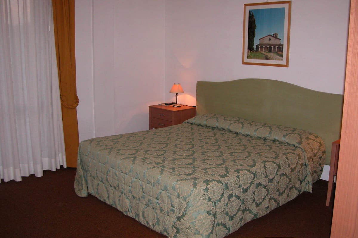 basic single room | minibar, in-room safe, desk, free wifi