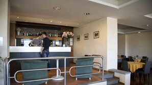 Eine moderne Hotelhalle mit Empfangstresen, Sitzgelegenheiten und einem Essbereich.