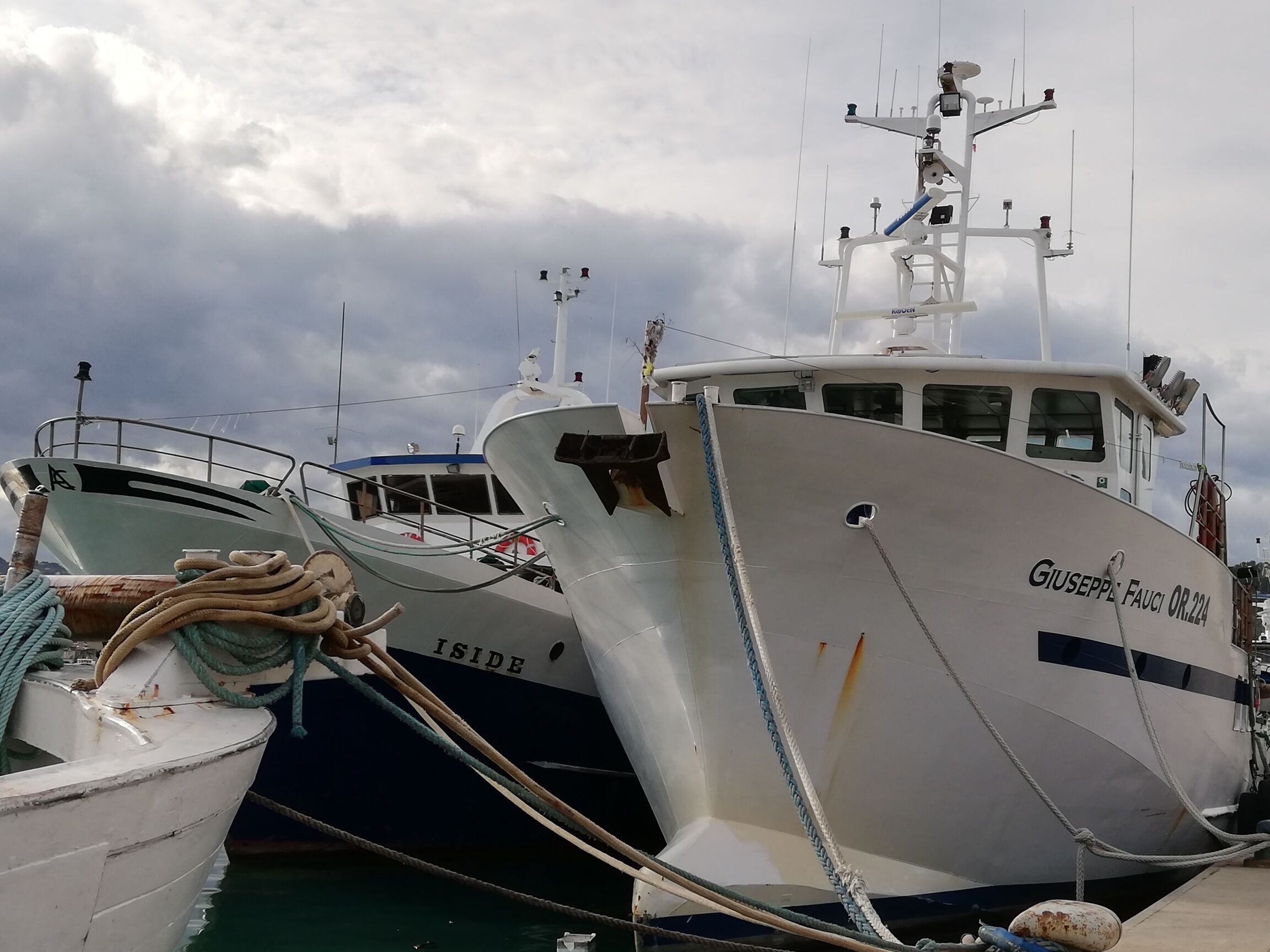 Un port de plaisance où sont amarrés plusieurs bateaux, dont un qui s’appelle « Giuseppe Fauti OR.224 ».