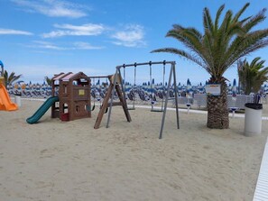 Nära stranden och vit sandstrand