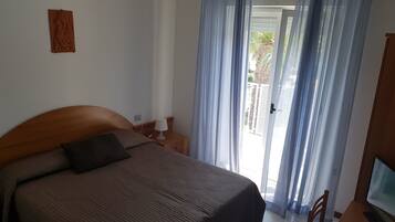 Habitación con 1 cama matrimonial o 2 individuales | Escritorio, cunas, wifi gratis y acceso para silla de ruedas