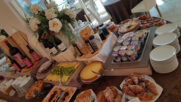 Free daily buffet breakfast