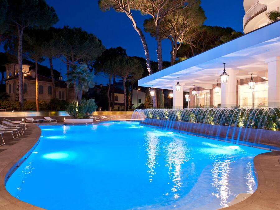 Piscina coperta, piscina all'aperto, ombrelloni da piscina, lettini