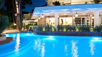 Piscine couverte, piscine extérieure, parasols de plage, chaises longues