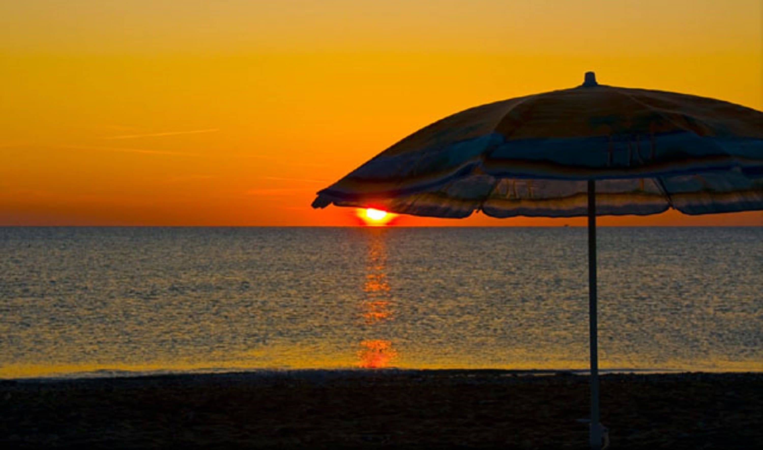 beach nearby, sun-loungers, beach umbrellas