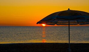 Beach nearby, sun-loungers, beach umbrellas - Hotel Belvedere (Cervia)