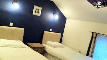 Chambre Triple, salle de bains privée ((Non En-Suite))