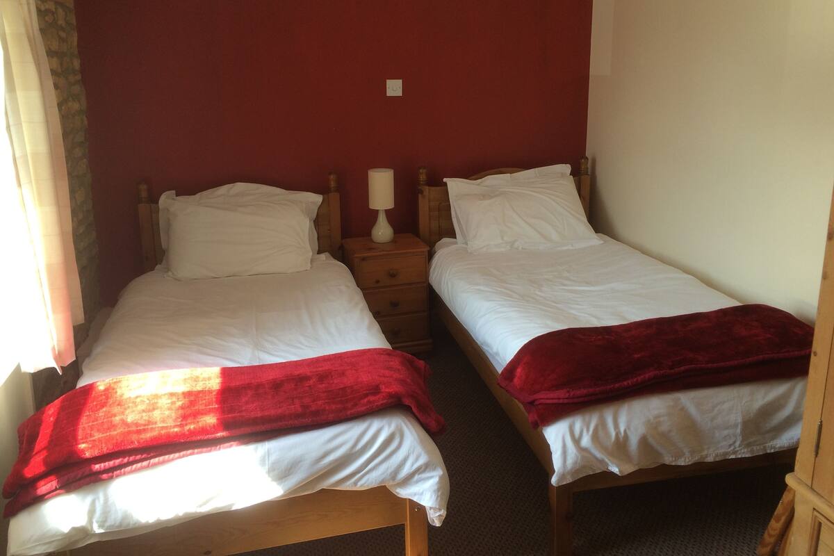 Chambre avec lits jumeaux, salle de bains attenante