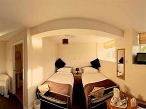 Chambre Familiale, salle de bains attenante