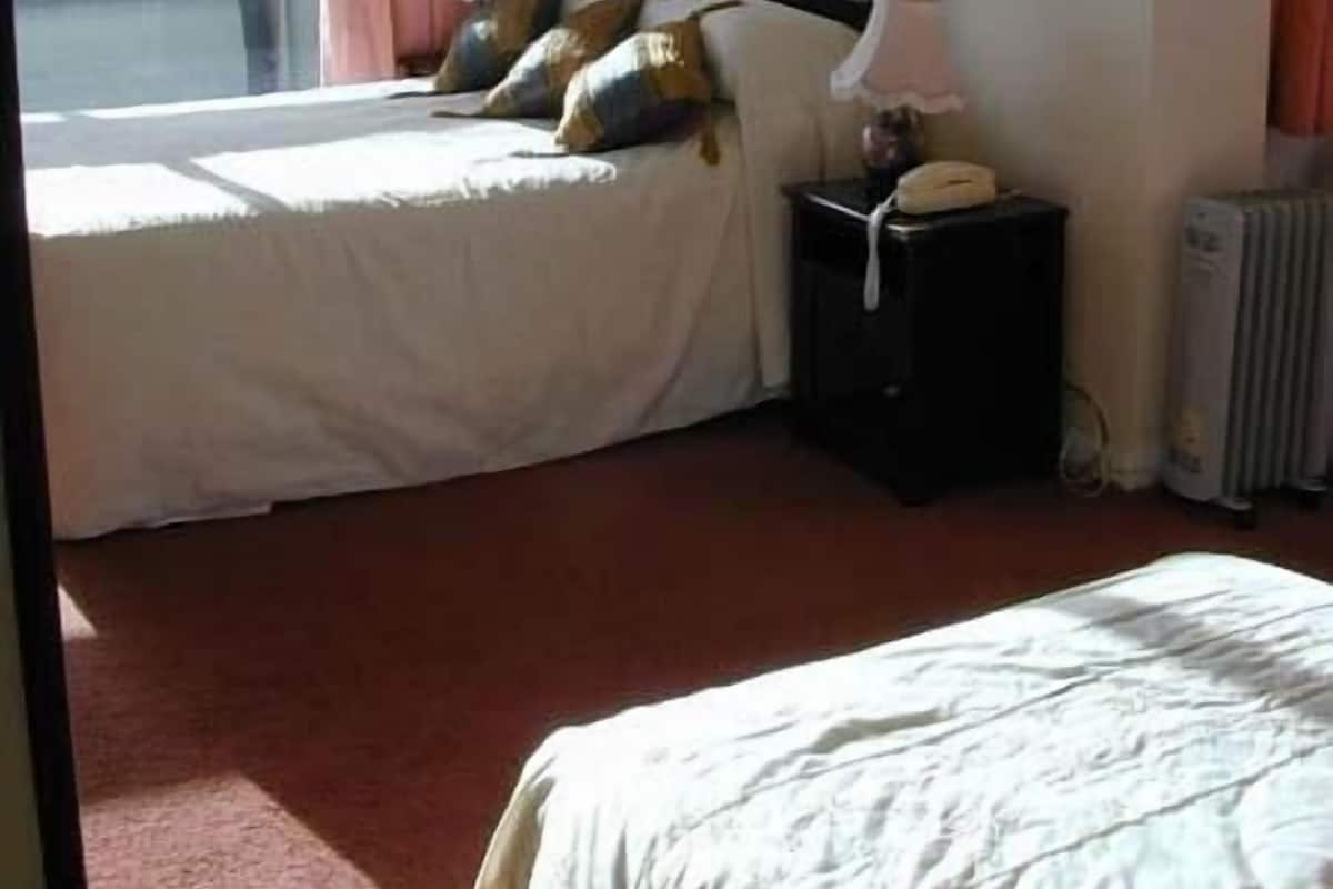 Cribs/infant beds