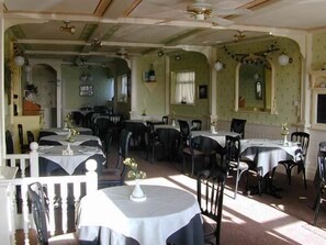 Dinner served - The Cliff Hotel (Bude)