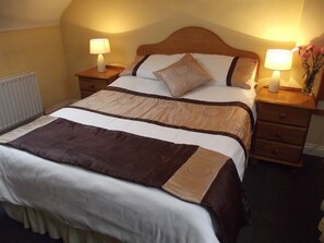 Chambre double ou avec lits jumeaux, salle de bain attenante | AccĂšs au Wi-Fi (inclus)