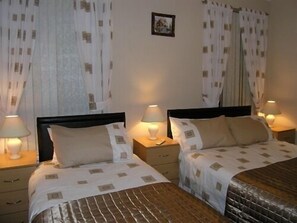 In-room safe, desk, iron/ironing board, cribs/infant beds - Springfield B&B (Belfast)