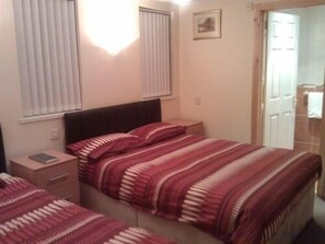 Coffres-forts dans les chambres, bureau, fer et planche à repasser