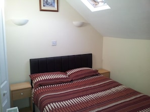 In-room safe, desk, iron/ironing board, cribs/infant beds - Springfield B&B (Belfast)