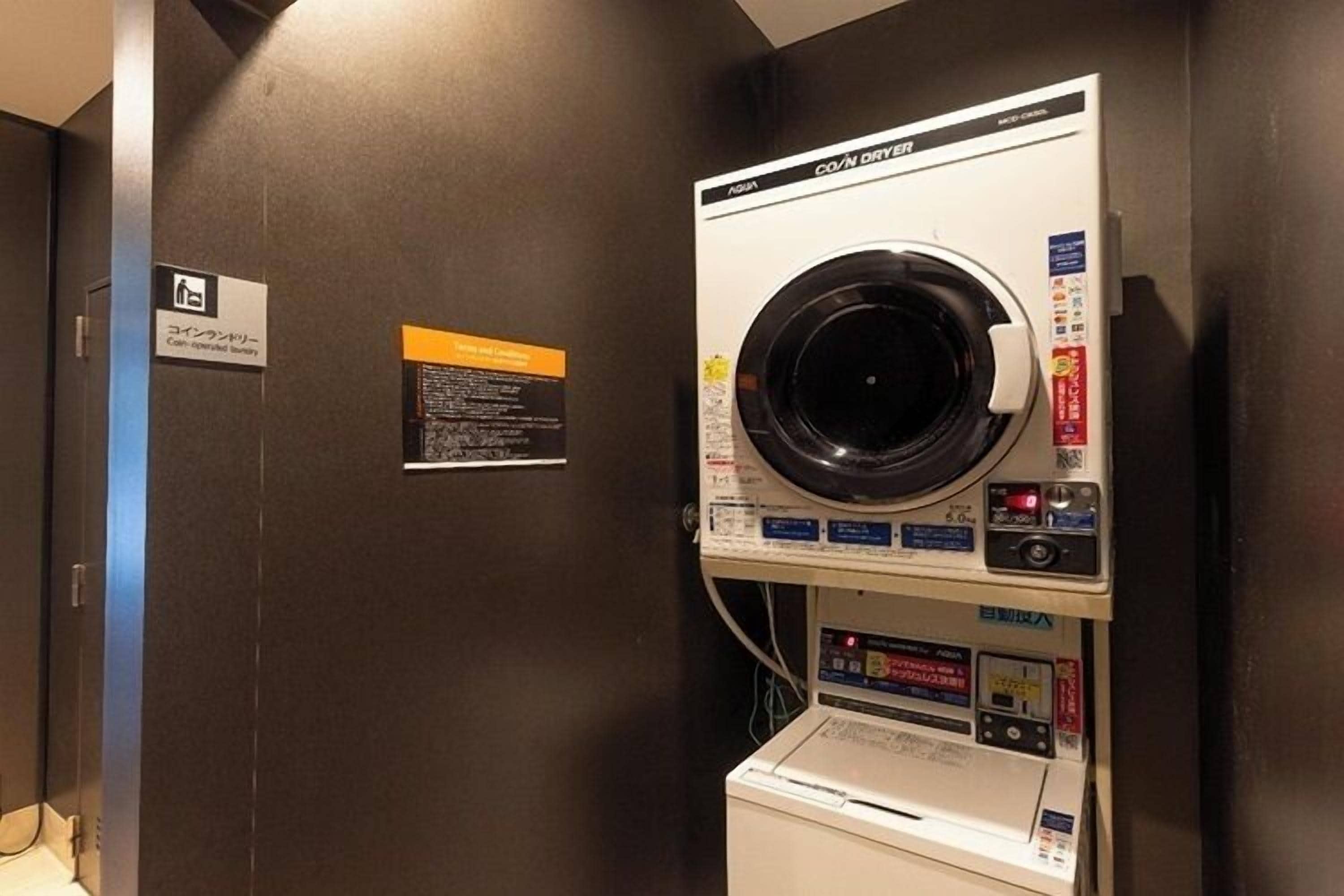 Una lavadora de monedas en una habitación de hotel.
