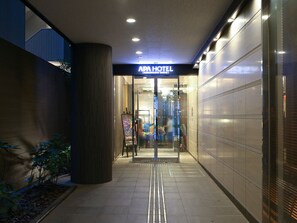 Property entrance - APA Hotel Kodemmacho Ekimae (Tokyo)