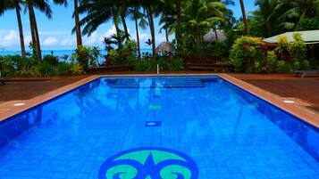 室外泳池;泳池傘、躺椅