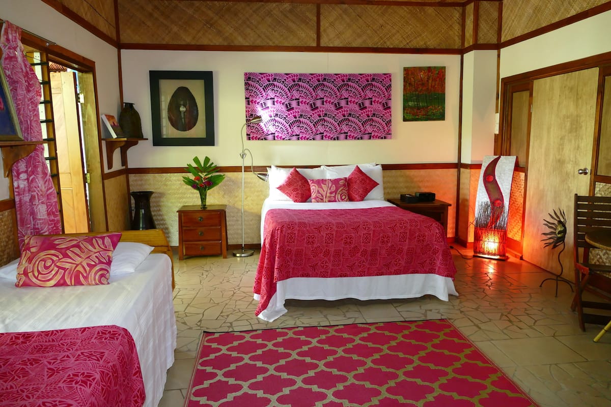 Chambre (next to reception) | 1 chambre, minibar, coffres-forts dans les chambres