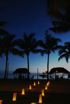 Praia particular, espreguiçadeiras, guarda-sóis, toalhas de praia
