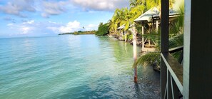 Chambre Quadruple Deluxe, 1 chambre, vue océan, en front de mer (Fale) | Terrasse/Patio