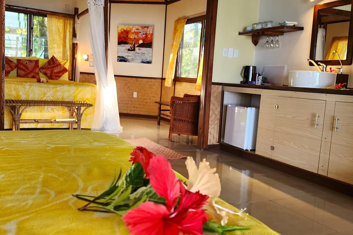 deluxe quadruple room, 1 bedroom, ocean view, oceanfront (fale) | 1 bedroom, minibar, in-room safe, individually decorated