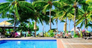 Piscine extérieure, parasols de plage, chaises longues