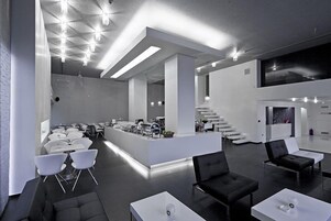 每日供应自助式早餐（每人 EUR 10）