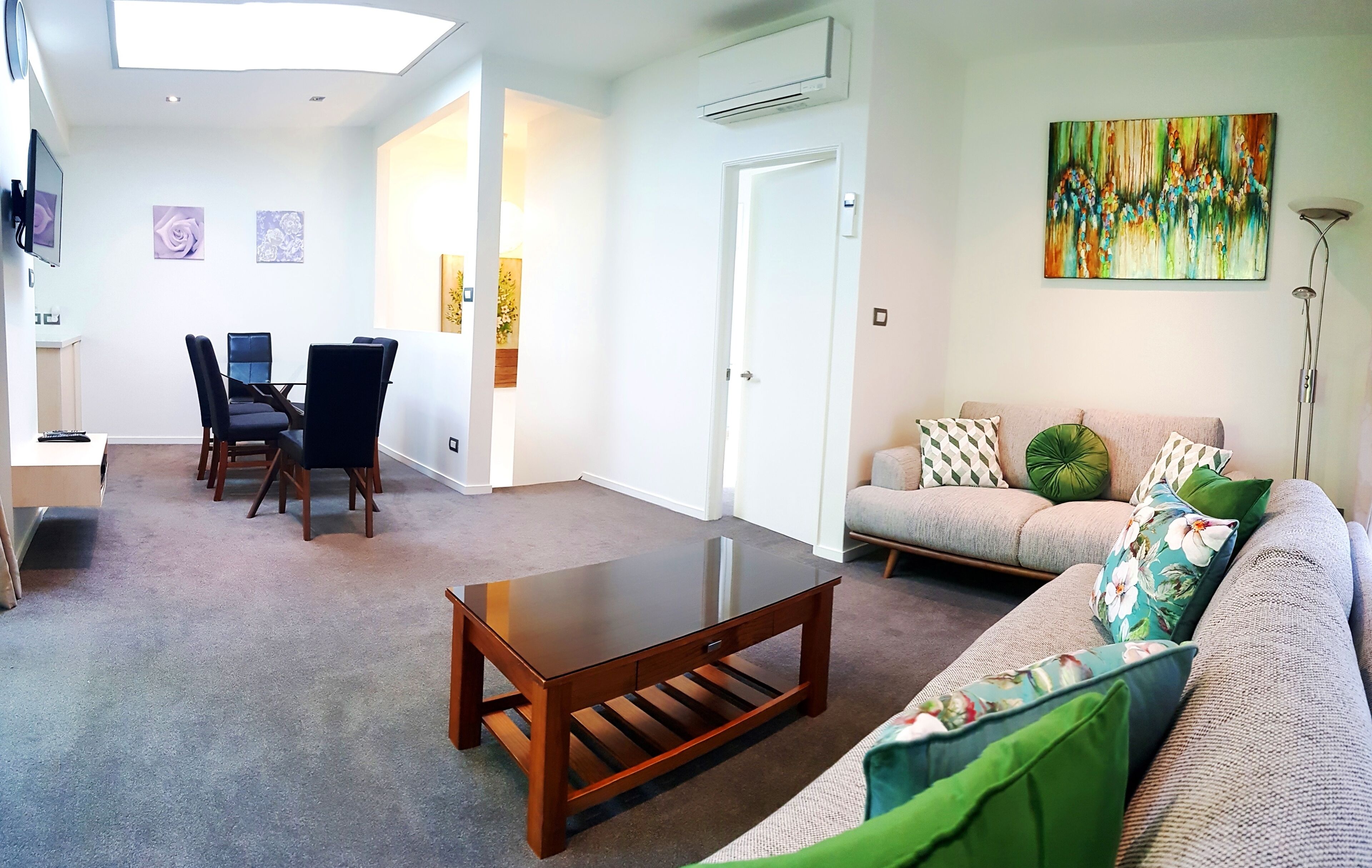 Casa geminada executiva, 3 quartos | Área de estar | TV de tela plana