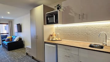 Estúdio superior | Cozinha americana privada | Geladeira, micro-ondas, cafeteira/chaleira, chaleira elétrica