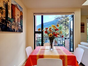 Executive 2 Bedroom 2 Bathroom Townhouse | In-room dining - St James Apartments (Queenstown)