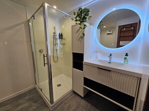 Superior-Studio | Badezimmer | Kostenlose Toilettenartikel, Haartrockner, Handtücher, Seife