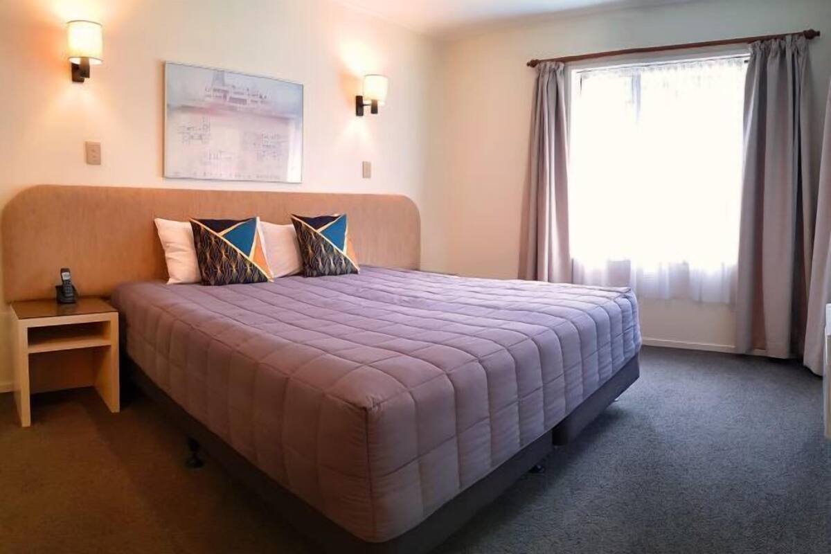 Free WiFi, individually decorated, individually furnished, bed sheets