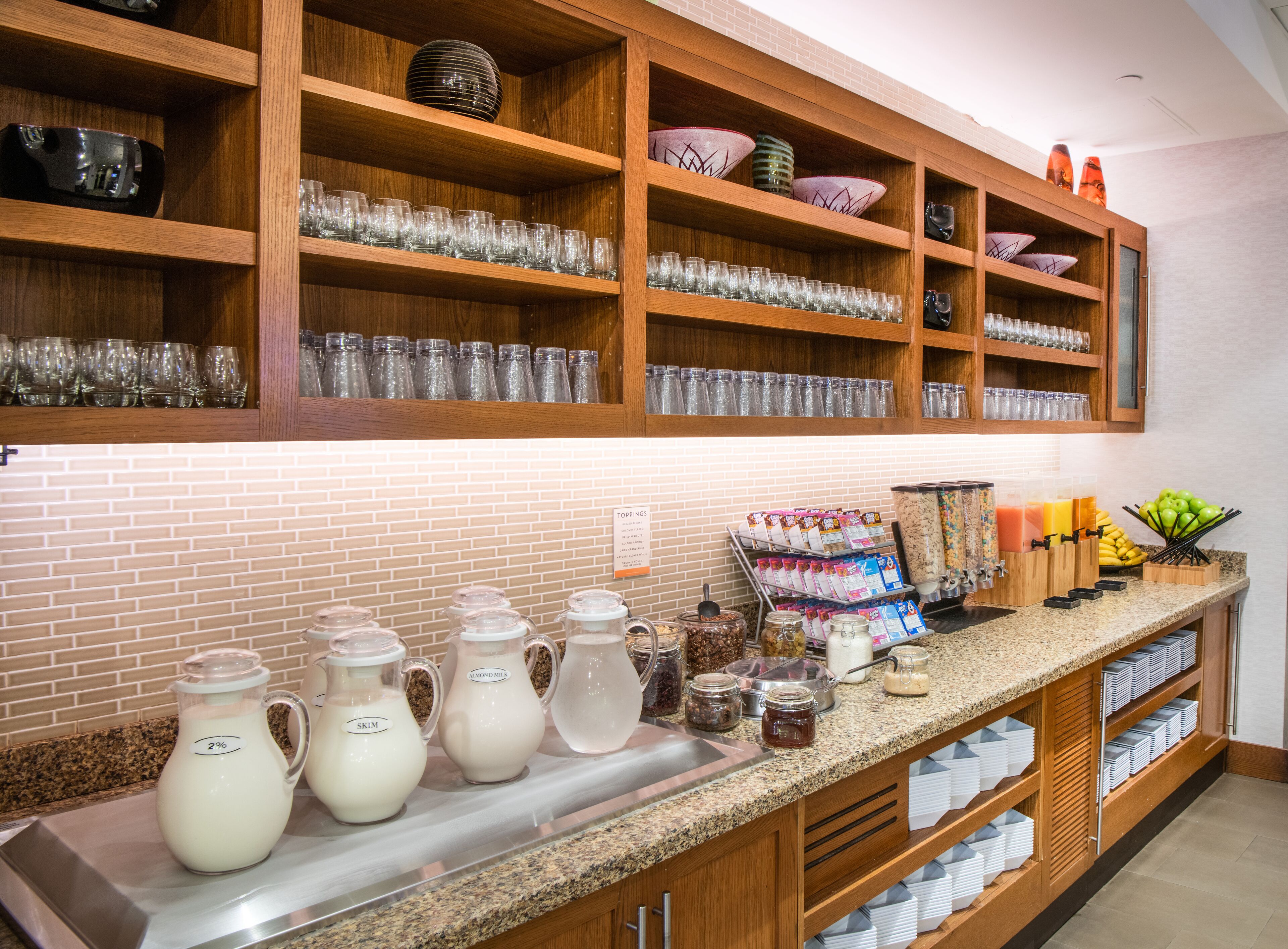 朝食 (ビュッフェ)、毎日提供 (無料)