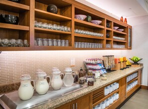 Free daily buffet breakfast  - Hyatt Place New York Midtown South (New York)